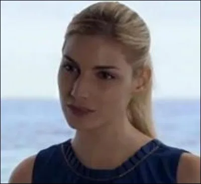 Dans quelle série possède-t-elle cette coiffure ?