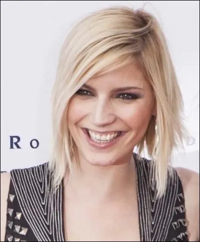 De qui était-elle accompagnée ?