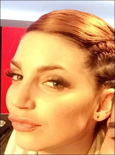 Dans quelle ville s'est-elle coiffée de cette manière ?