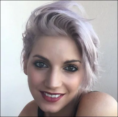 Dans quelle émission a-t-elle décidé de se teindre en "violet" ?