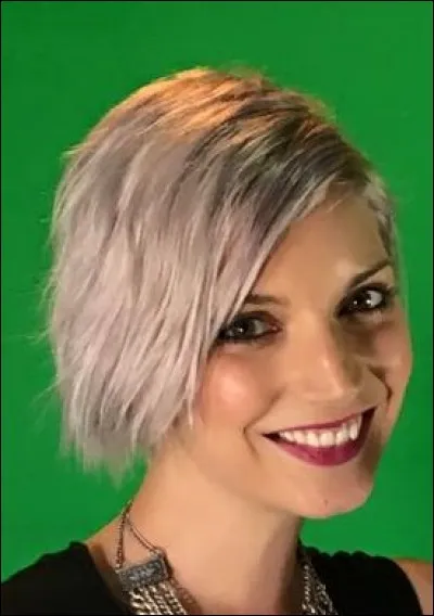 Auprès de qui a-t-elle accepté de se laisser coiffer ?