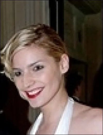 De qui était-elle accompagnée ?