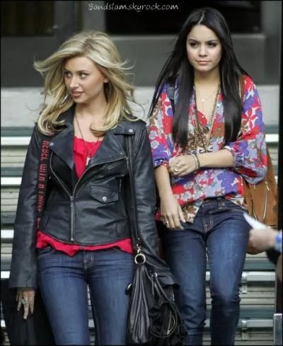 Qui a t une ancienne pom pom girl?