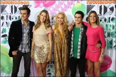 Quel âge avait le frère de Martina quand elle a commencé dans la série Violetta ?