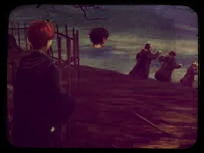 Une semaine plus tard, une sortie pour Pré-au-Lard est organisée. Drago, avec la permission de son papounet, s'y rend en tant que touriste. Là-bas, il croisera Harry (ou plutôt sa tête). Mais où a-t-il bien pu la voir ? Non loin de la...