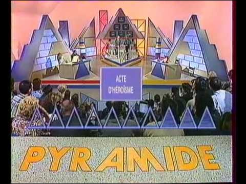 Dans "Pyramide", avec qui les candidats jouent-ils ?