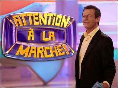 Dans "Attention à la marche", quelle question est introduite par la chanson de Joe Cocker "You can leave your hat on" ?