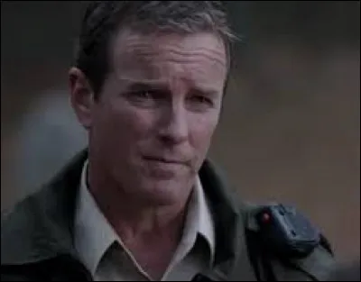 Qui joue le rôle de Sheriff Stilinski ?