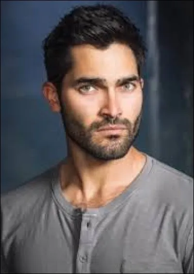 Qui joue le rôle de Derek Hale ?