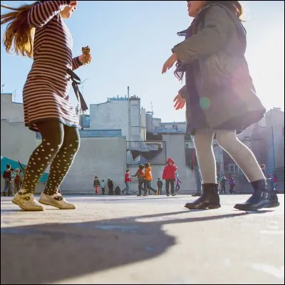 Dans la cour, tu &eacute;tais plut&ocirc;t...