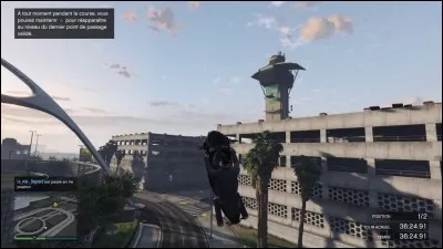 Combien y a-t-il de places cumulées sur les 2 parkings de l'aéroport ?