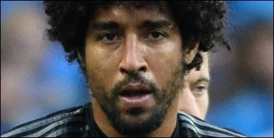 Dans quel club évolue ce joueur ?