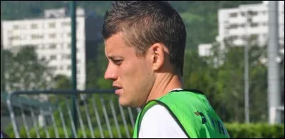 Dans quel club évolue ce joueur ?