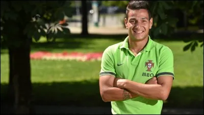 Dans quel club évolue ce joueur ?