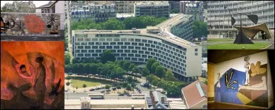 Allons au « 7 place de Fontenoy » !
A l'entrée de ce bâtiment, on peut voir une oeuvre de Pablo Picasso sur laquelle est inscrite « La victoire de la lumière et de la paix sur le mal et la mort ». Vous y trouverez, aussi, fresque de Tamayo ! Nous venons d'entrer dans une organisation connue pour ses cartes de vux !