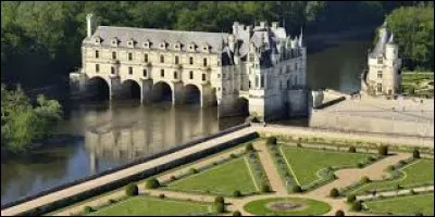 Comment se nomme ce château construit sur le Cher ?