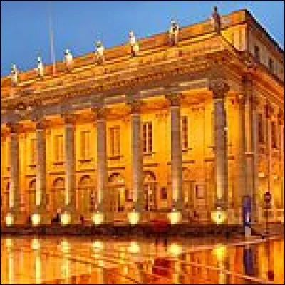 Le grand théâtre de Bordeaux récemment restauré est considéré comme l'un des plus beaux de France, mais à quel architecte doit-on sa réalisation ?