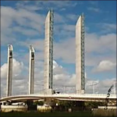 Dernier pont construit à Bordeaux, le pont Jaques Chaban- Delmas permet l'entrée dans le port de grands navires, il s'agit là d'un pont ...