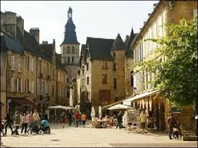 Pour finir, nous flânons dans les rues de Sarlat-la-Canéda. Capitale du Périgord noir, cette cité médiévale se situe dans le département ...