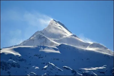 Comment s'appelle la montagne dans laquelle tous les humains sont tombés ?