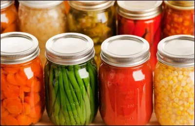 Il est le premier à mettre au point une méthode de conservation des aliments en les stérilisant par la chaleur dans des contenants hermétiques et stériles (bouteilles en verre puis boîtes métalliques en fer-blanc). Il crée en France la première usine de conserves au monde. Qui est-il ?
