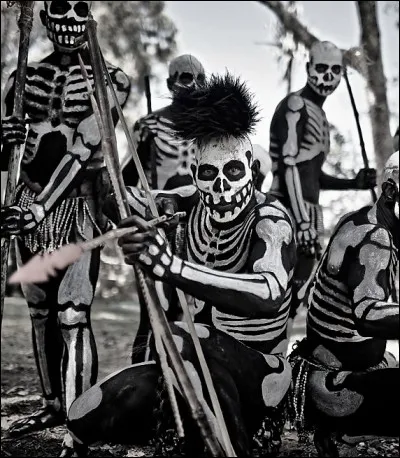 Tribu extrêmement dangereuse de Nouvelle-Guinée maquillés en squelette provocant l'effroi de leur ennemis. Qui sont-ils ?