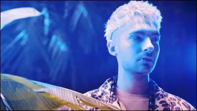 Dans le clip de "What If", quelles initiales sont inscrites sur la table ?