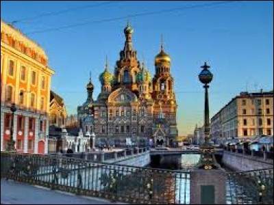 Quel fleuve baigne la ville de Saint-Pétersbourg ?