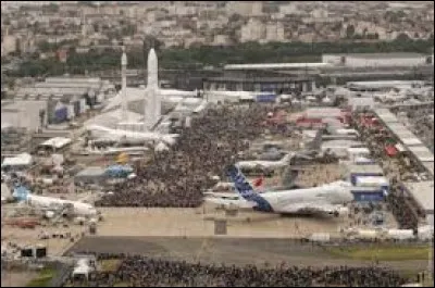 En France, le salon international de l'aéronautique et de l'espace, qui a lieu tous les 2 ans, se déroule sur l'aéroport ...