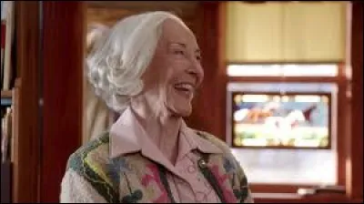 Qui joue le rôle de Mme Bell ?