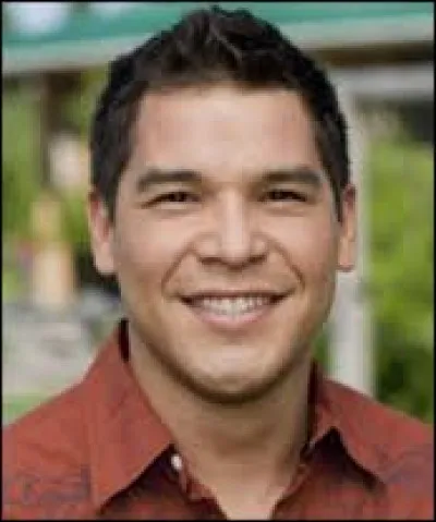 Qui joue le rôle de Scott Cardinal ?