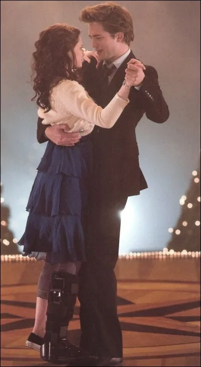 Qu'essaye de faire Edward à Bella dans la chambre de Bella ?