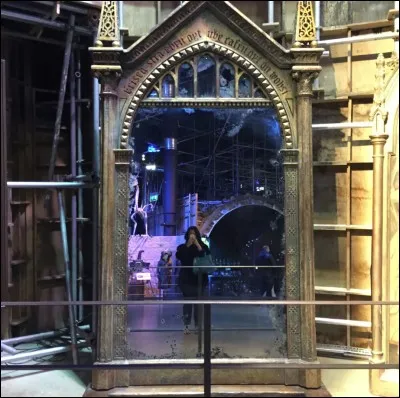 Chap 12 : qu'est-il écrit sur le miroir ?