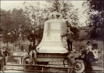 Comment se nomme la plus grosse cloche de France située au Sacré-Coeur de Montmartre ?