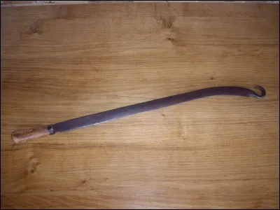 Cet ancien outil est un paroir. Quelle est la spécialité de la personne qui l'emploie si tu sais que son saint patron est Saint René ?