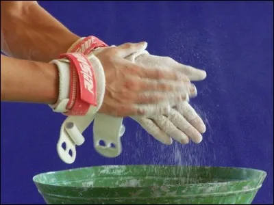 Comment se nomme cette poudre blanche que les gymnastes utilisent avant de monter sur les barres ?