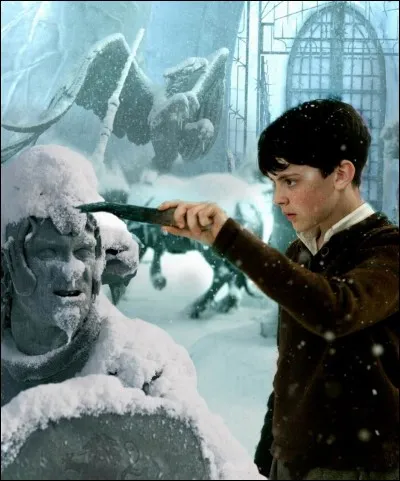 Pourquoi la sorcière blanche veut-elle tuer les 4 enfants Penvensie?