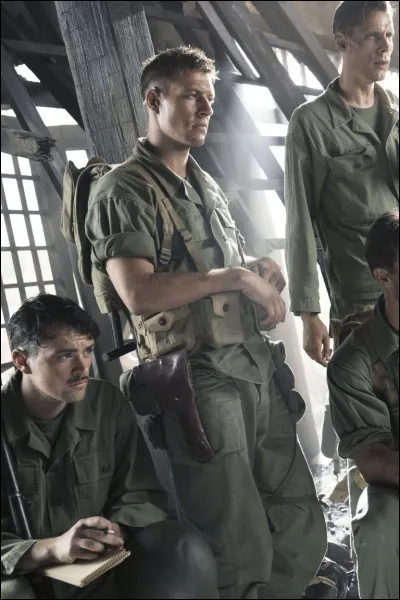 Où le petit moustachu pense-t-il être blessé ?