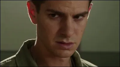 Qui intervient au tribunal pour aider Doss ?