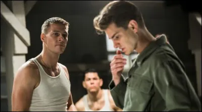 Qu'arrache brusquement Smitty des mains de Doss ?