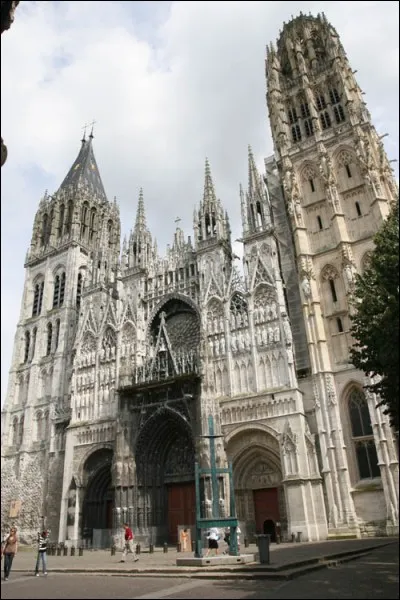 De la cathédrale précédente détruite par un incendie le 8 avril 1200, il reste la tour Saint Romain, véritable transition entre le roman et le gothique, et deux portails, Saint Jean et Saint Etienne, de la façade. La cathédrale actuelle, construite à partir de 1214, a été immortalisée par Claude Monet dans une série de tableaux. Quelle est cette cathédrale ?