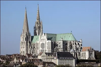 De la cathédrale romane détruite par un incendie en 1194, il reste la façade est élevée au milieu du XIIe, avec un portail à statues colonnes et les deux tours. L'édifice gothique, achevé en grande partie vers 1220, célèbre pour ses vitraux, visible de loin dans la plaine qui entoure la ville, a été célébré par Péguy. Quelle est cette cathédrale ?