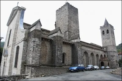 Cette ancienne abbatiale est devenue cathédrale en 1318. Après la destruction du coeur gothique lors des guerres de religion, l'orientation de l'église a été changée et une nouvelle façade ajoutée au XVIIe siècle. Quelle est cette cathédrale ?