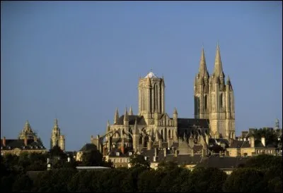 La cathédrale actuelle a été construite au début du XIIIe en remplacement de la cathédrale du XIe. C'est un monument visible de loin, caractéristique du style gothique normand avec sa tour lanterne. Cette cathédrale Notre-Dame contient également des vitraux du XIIIe. Quelle est cette cathédrale ?