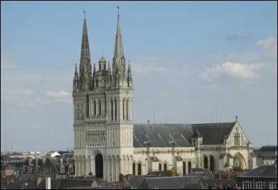 Construite aux XIIe et XIIIe siècles, cette cathédrale  la seule dédiée à Saint Maurice - marque la transition entre le roman  base des murs, nef unique  et le gothique  voûtes d'ogives, chur. Quelle est cette cathédrale ?