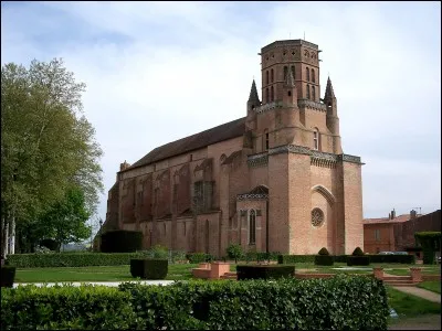 Construite à partir de 1255 et devenue cathédrale lors de la création par le pape en 1317 de plusieurs évêchés dans le grand sud ouest, c'est la seule à être dédiée à Saint Alain. Construite en briques et à nef unique, elle est considérée comme un des chefs-d'uvre du gothique méridional avec Sainte-Cécile d'Albi. Quelle est cette cathédrale ?