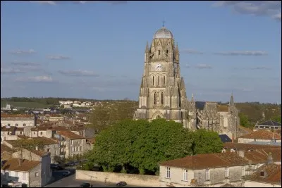 Construite au XVe siècle dans le gothique flamboyant pour remplacer un édifice roman, remarquable par son clocher-porche de plus de 50 m de haut, elle a été très endommagée lors des guerres de religion et n'a été reconstruite qu'en partie. Quelle est cette cathédrale ?