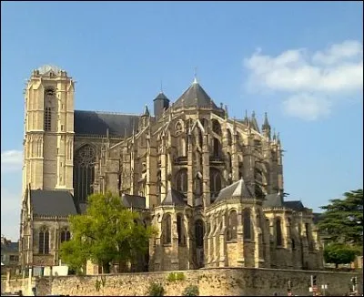 Cette cathédrale possède une façade et une nef romanes des XIe et XIIe et un chur gothique du XIIIe. Située dans la partie haute de la ville, elle est généralement admirée pour son chevet. De quelle cathédrale s'agit-il ?