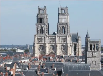 Après la destruction de la cathédrale du XIIIe siècle lors des guerres de religion, Henri IV et Marie de Médicis posent la première pierre du nouvel édifice en 1601. Quelle est cette cathédrale ?