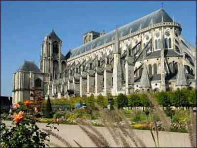 Première cathédrale gothique édifiée au sud de la Loire, réalisée pour l'essentiel entre 1195 et 1230, cette cathédrale est remarquable par ses dimensions intérieures, les doubles bas-côtés de la nef - sans transept - débouchant sur cinq portails. Quelle est cette cathédrale ?